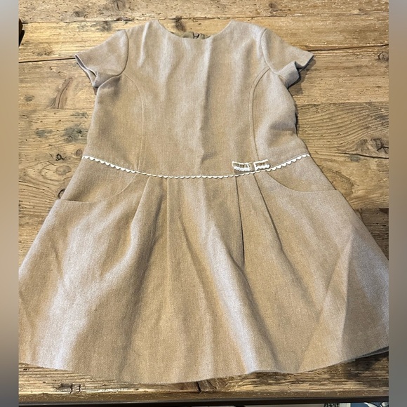 FINA EJERIQUE CAMEL/BEIGE SHORT SLEEVE DRESS W POCKETS PLEATS AND SCALLOP BOW 8 - Picture 1 of 3